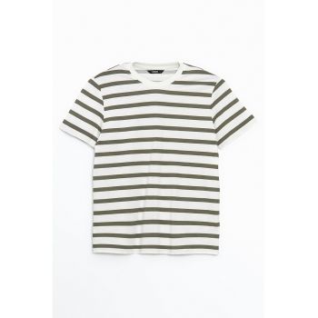 Tricou cu dungi si decolteu la baza gatului