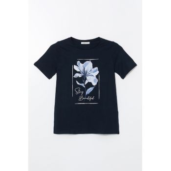 Tricou cu imprimeu si decolteu la baza gatului