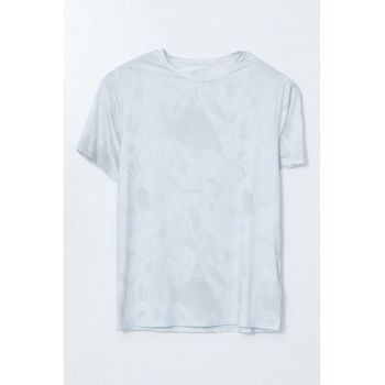Tricou cu model si decolteu la baza gatului