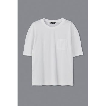 Tricou lejer cu buzunar pe piept
