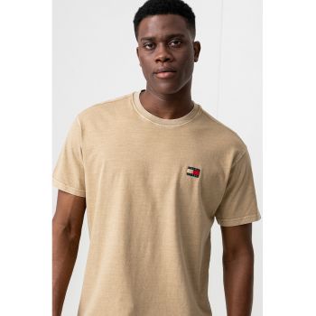 Tricou lejer cu decolteu la baza gatului