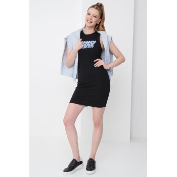 Rochie cambrata cu imprimeu text