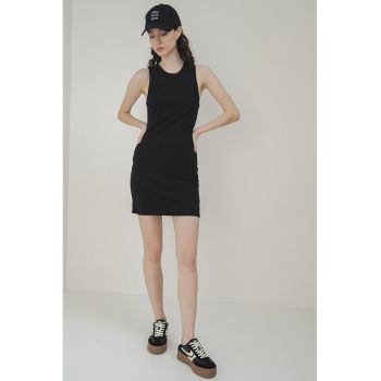 Rochie mini cu decolteu la baza gatului