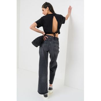 Tricou crop cu decupaj pe spate