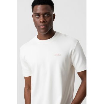 Tricou cu decolteu la baza gatului si logo
