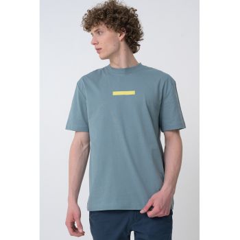 Tricou cu decolteu la baza gatului