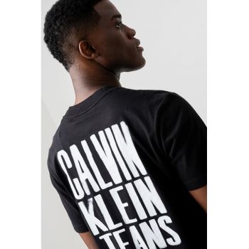 Tricou de bumbac cu decolteu la baza gatului si imprimeu logo pe spate