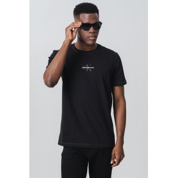 Tricou de bumbac cu decolteu la baza gatului si logo pe piept