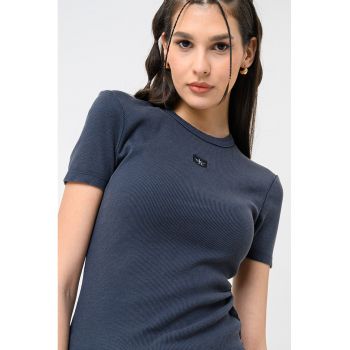 Tricou striat cu decolteu la baza gatului