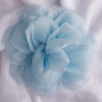 Brosa floare bleu din organza cu diametru de 20 cm, cu clips pentru par