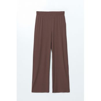 Pantaloni cu croiala ampla si talie elastica
