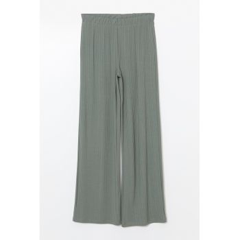 Pantaloni cu croiala ampla si talie elastica