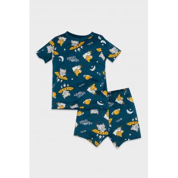 Pijama cu imprimeu grafic si pantaloni scurti