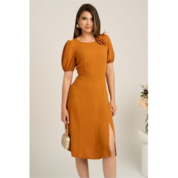 Rochie midi galben mustar din crep in clini cu floare la bust- Moze