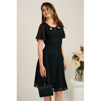 Rochie midi neagra din voal in clin cu insertii din lurex si decupaje la decolteu ieftina