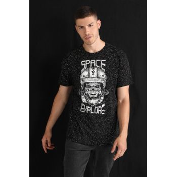Tricou cu decolteu la baza gatului si model grafic