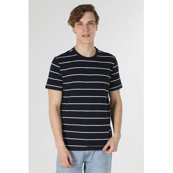 Tricou cu decolteu la baza gatului si model in dungi