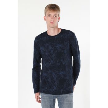 Bluza cu decolteu la baza gatului si model