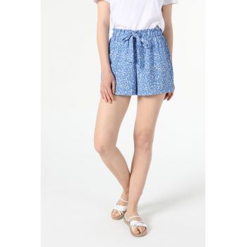 Pantaloni scurti cu imprimeu floral si snur de ajustare in talie