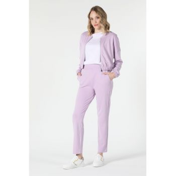 Pantaloni sport cu banda elastica in talie si buzunare laterale
