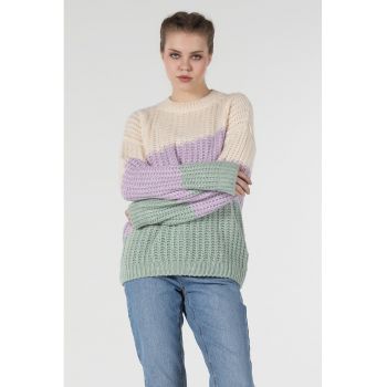 Pulover cu decolteu la baza gatului si maneci cazute
