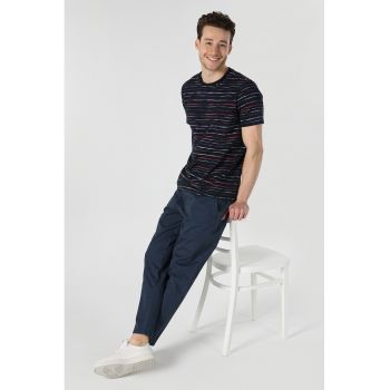 Tricou cu imprimeu dungi si decolteu la baza gatului