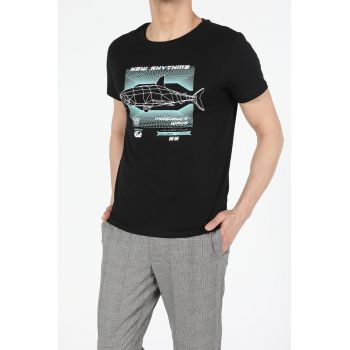 Tricou cu imprimeu si decolteu la baza gatului