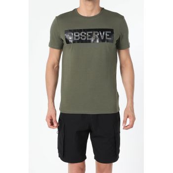 Tricou regular fit cu decolteu la baza gatului si text