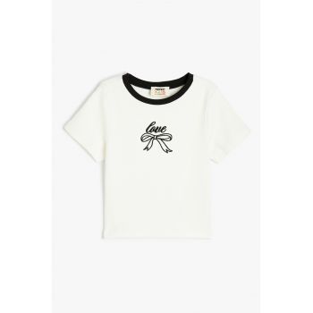 Tricou cu decolteu la baza gatului si text brodat