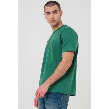 Tricou cu imprimeu logo si decolteu la baza gatului