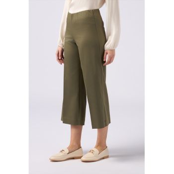 Pantaloni crop cu croiala evazata
