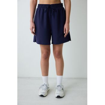 Pantaloni scurti cu slituri laterale
