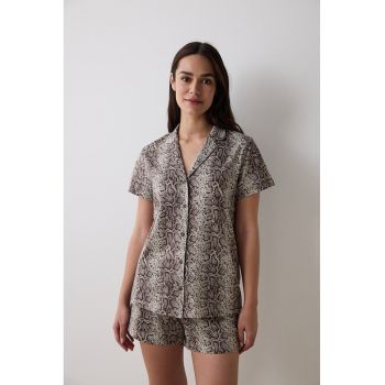 Pijama cu pantaloni scurti si model piele de reptila