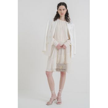 Rochie texturata cu croiala evazata si volane