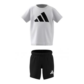 Set de pantaloni scurti si tricou cu imprimeu logo