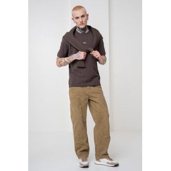 Tricou cu decolteu la baza gatului si logo discret