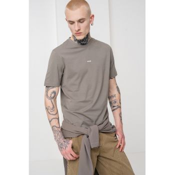 Tricou cu decolteu la baza gatului si logo discret
