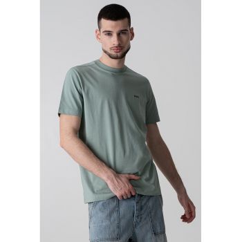Tricou cu logo discret si decolteu la baza gatului