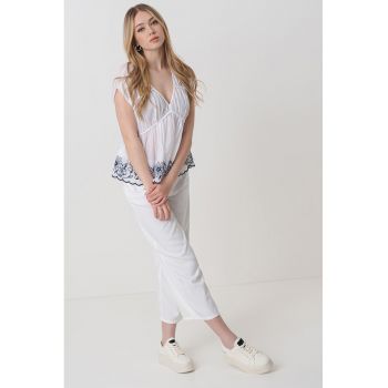 Bluza cu decolteu in V si detalii contrastante