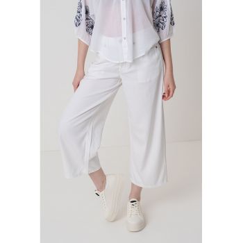 Pantaloni crop cu croiala ampla