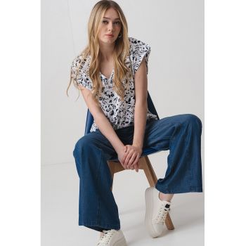 Tricou cu model floral si decolteu in V