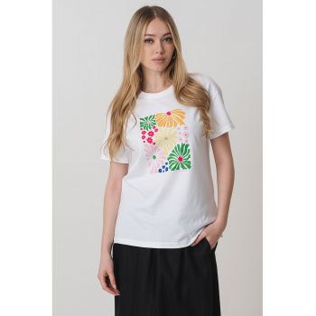 Tricou regular fit cu model floral