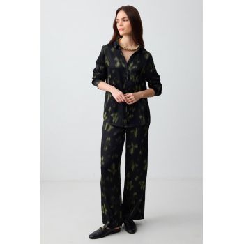 Pantaloni cu croiala ampla - model tie-dye si imprimeu