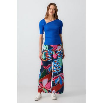 Pantaloni cu croiala ampla si model floral