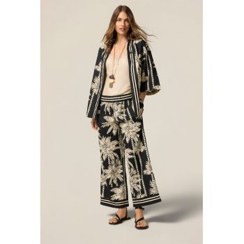 Pantaloni cu croiala ampla si model tropical
