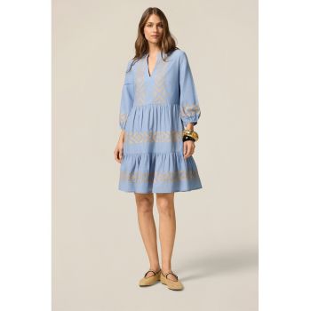 Rochie cu decolteu in V si broderie
