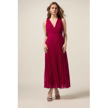 Rochie maxi cu pliuri si detaliu de lant pe partea din spate