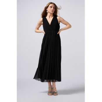 Rochie maxi cu pliuri si detaliu de lant pe partea din spate
