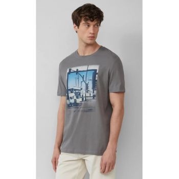 Tricou barbati cu imprimeu foto - decolteu la baza gatului si croiala Regular Fit - Gri -