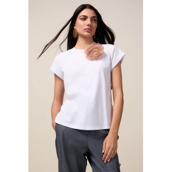 Tricou cu decolteu rotund si aplicatie florala